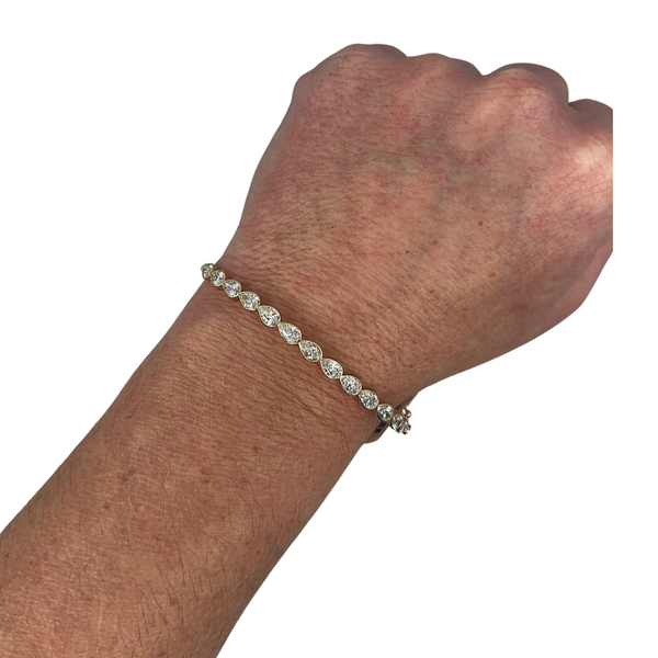 Lab-Grown E/W Pear Bangle