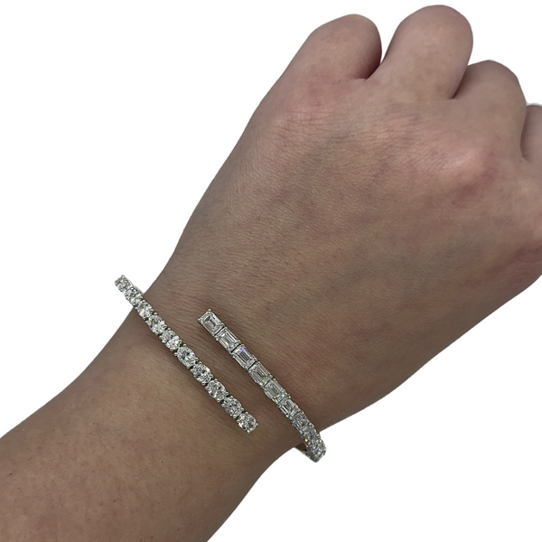 Lab-Grown Overlap E/W Emerald & Oval Bangle