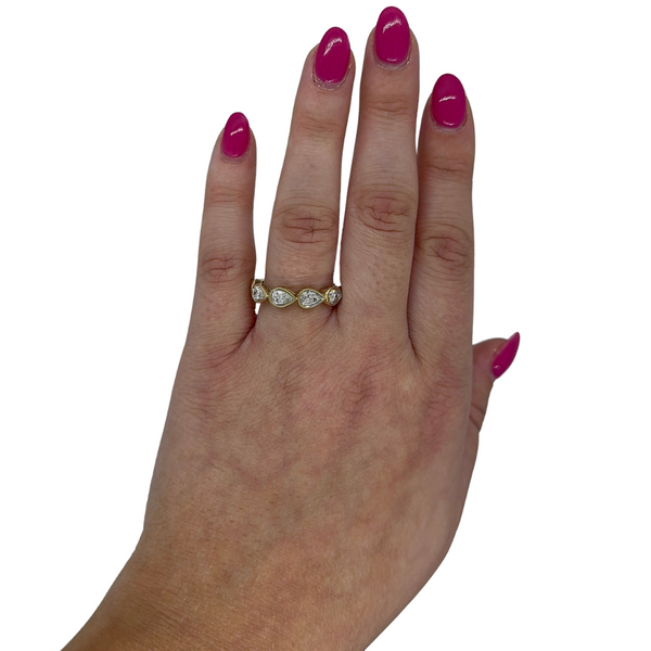 Bezel E/W Pear Band
