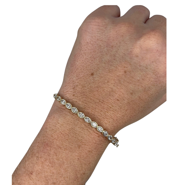 Lab-Grown Bezel E/W Oval Bangle