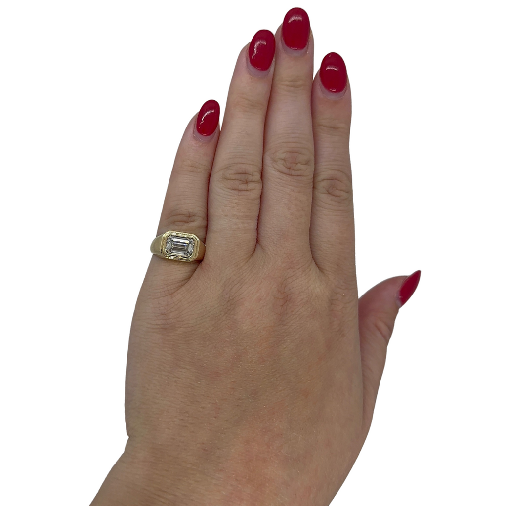 Lab-Grown Bezel E/W Emerald Pinky Ring