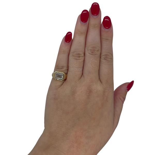 Lab-Grown Bezel E/W Emerald Pinky Ring