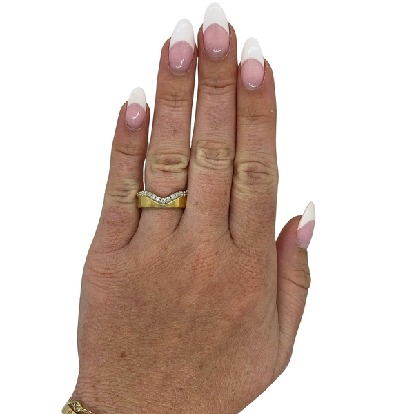 Graduated Diamond Contour Band